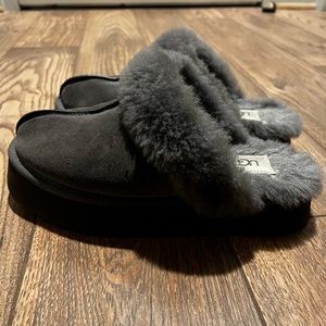 UGG Disquette women’s slippers size 8, charcoal